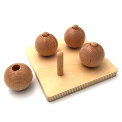 Boules en hêtre sur tiges Montessori 2