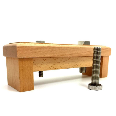 Visser dévisser enfant 1 Montessori