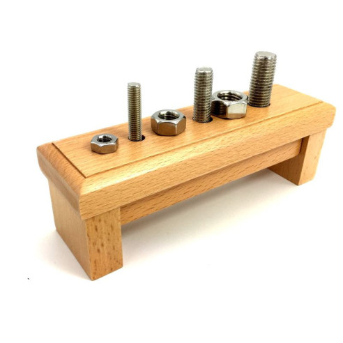 Visser dévisser enfant 2 Montessori