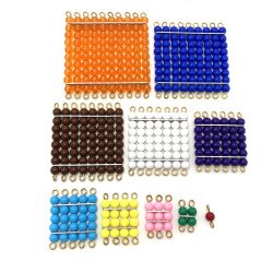 carrés de perles colorées des mathématiques Montessori les uns à coté des autres