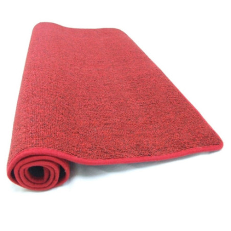 Grand tapis rouge Montessori à moitié déroulé.