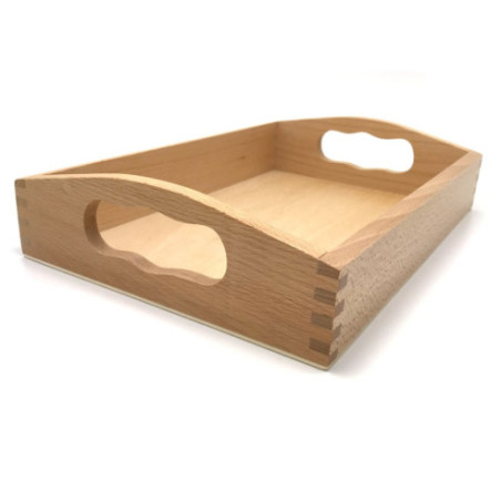 Petit plateau 30 x 20 x 6,5 cm en bois pour la vie pratique Montessori vu de trois quart. Petit plateau 30 x 20 x 6,5 cm en bois pour la vie pratique Montessori vu de trois quart.