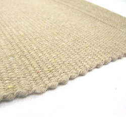 Petit tapis de travail beige Montessori à moitié déroulé. 2