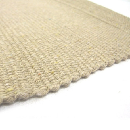 Petit tapis de travail beige Montessori vu de détail.
