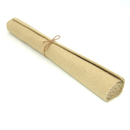 Petit tapis de travail beige Montessori enroulé et noué avec un morceau de ficelle.