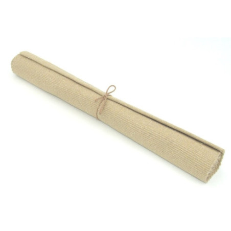 Tapis de travail medium beige Montessori enroulé et noué avec un morceau de ficelle. Tapis de travail medium beige Montessori enroulé et noué avec un morceau de ficelle.