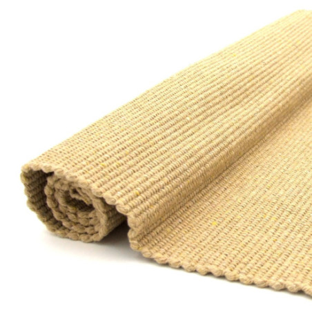 Grand tapis de travail beige à moitié déroulé vu de près.