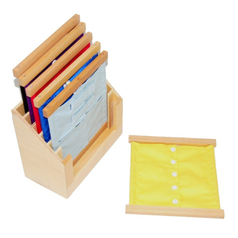 Support pour 6 cadres d'habillage Montessori avec 5 cadres d'habillage à l'intérieur et un à plat à coté.