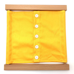 Cadre d'habillage - petits boutons Montessori avec un tissu jaune et des  boutons blancs vue de détail. 2