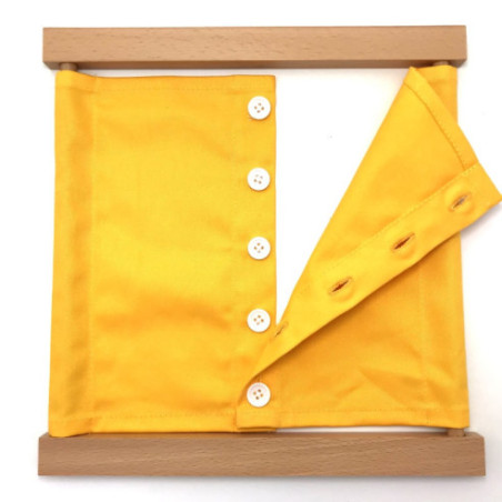 Cadre d'habillage petits boutons Montessori vue d'ensemble avec les boutons en partie ouverts.