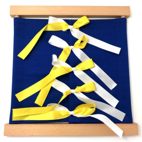 Cadre d'habillage Montessori bleu foncé avec des rubans jaunes d'un coté et blanc de l'autre vu d'ensemble.