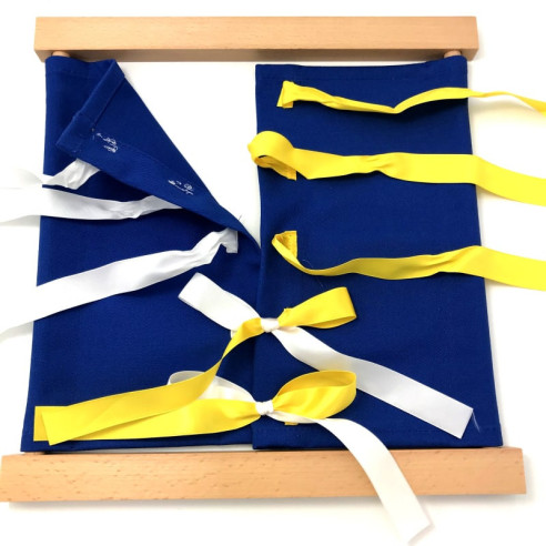 Cadre d'habillage rubans Montessori vu d'ensemble avec les rubans dénoués.