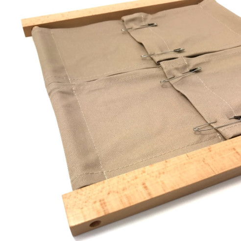 Cadre d'habillage épingles à nourrice Montessori vue de trois quart.