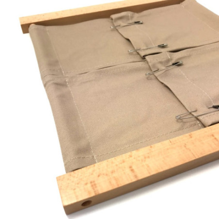 Cadre d'habillage épingles à nourrice Montessori vue de trois quart.