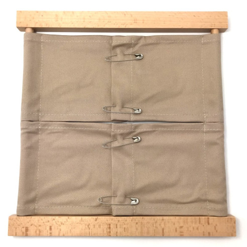 Cadre d'habillage épingles à nourrice Montessori vue d'ensemble.