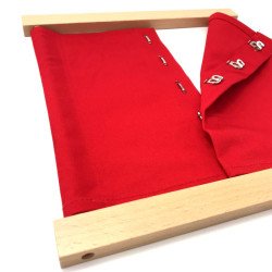 Cadre d'habillage agrafes Montessori vue de trois quart avec les agrafes partiellement ouvertes.