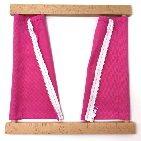 Cadre d'habillage fermeture zip Montessori, vue d'ensemble avec fermeture zip totalement ouverte.