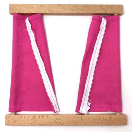 Cadre d'habillage fermeture zip Montessori, vue d'ensemble avec fermeture zip totalement ouverte.