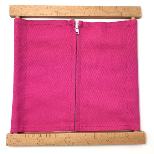 Cadre d'habillage fermeture zip Montessori, vue d'ensemble avec fermeture zip fermée.