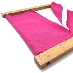 Cadre d'habillage fermeture zip Montessori, vue de trois quart avec la fermeture zip en partie ouverte.