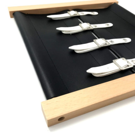 Cadre d'habillage boucles Montessori en skaï noir avec les boucles blanches, vu de trois quarts avec les boucles fermées.