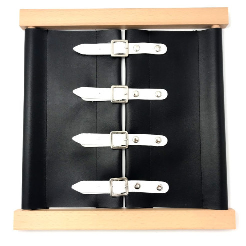 Cadre d'habillage boucles Montessori en skaï noir avec les boucles blanches, vu d'ensemble avec les boucles fermées.