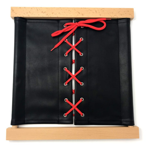 Cadre d'habillage  Montessori lacet de chaussure en skaï noir avec les lacets rouges, vu de face.