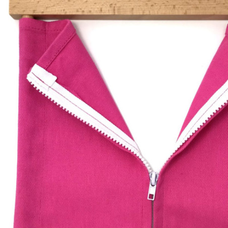 Cadre d'habillage fermeture zip Montessori, tissu rose et fermeture zip ouverte.