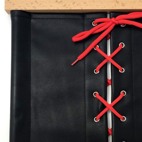 Cadre d'habillage  Montessori lacet de chaussure en skaï noir avec les lacets rouges, vu de détail avec les lacets noués.