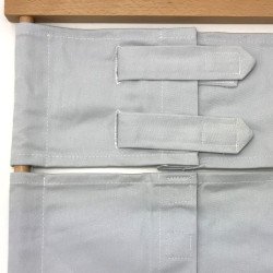 Cadre d'habillage velcro Montessori, en tissu gros, vu de détail avec les velcros fermés.