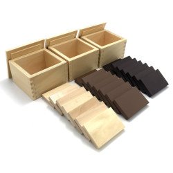Tablettes barriques Montessori vue d'ensemble avec les trois boites ouvertes et les tablettes étalées.