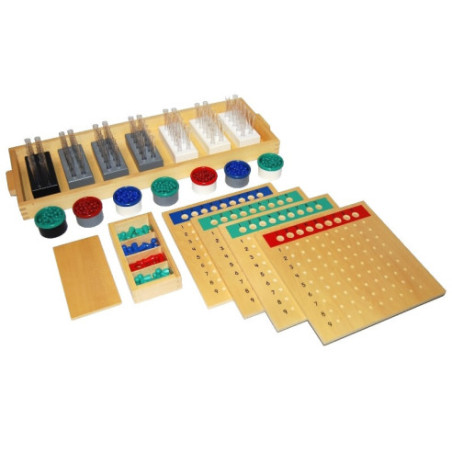 Grand matériel de la division des mathématiques Montessori vu d'ensemble Grand matériel de la division des mathématiques Montessori vu d'ensemble