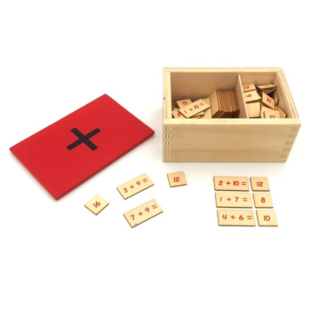 Boite des équations de l'addition des mathématiques Montessori ouverte avec des exemples d'additions. Boite des équations de l'addition des mathématiques Montessori ouverte avec des exemples d'additions.