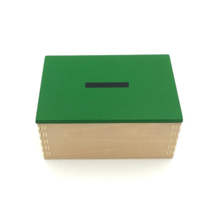 Boite des équations de la soustraction des mathématiques Montessori fermée.