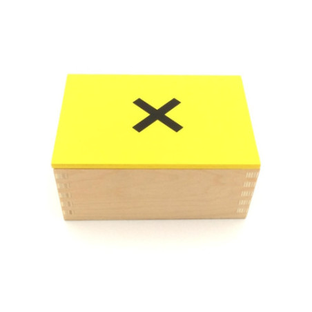 Boite des équations de la multiplication Montessori fermée.