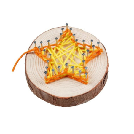 Forme en fil tendu avec clous