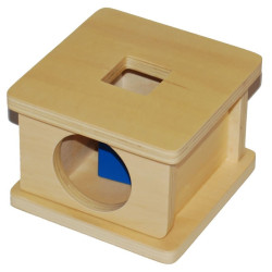 Boite à forme avec cube Montessori 2